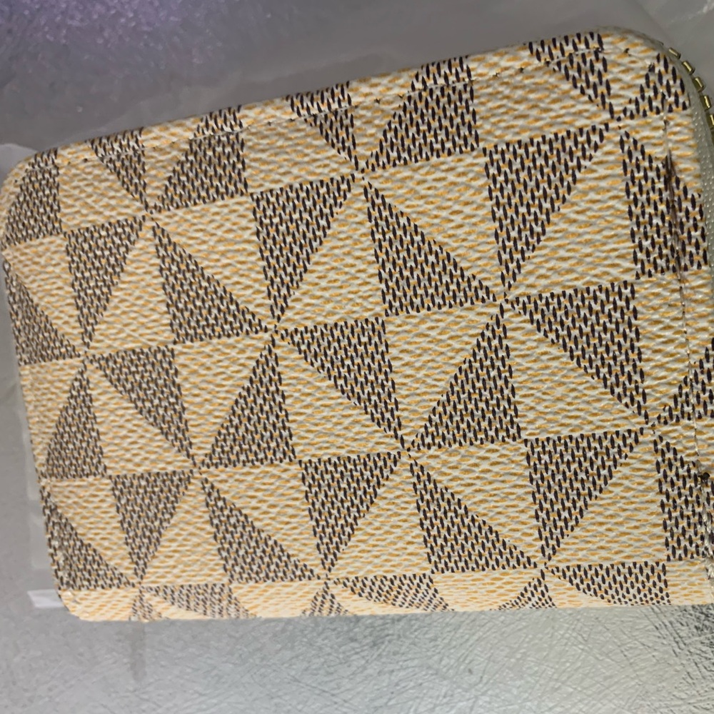NIB fashion credit card wallet. Size 4x 3.5